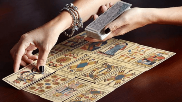 Τράπουλα Χαλ : Στον αποκρυφισμό έψαχνε απαντήσεις η 35χρονη