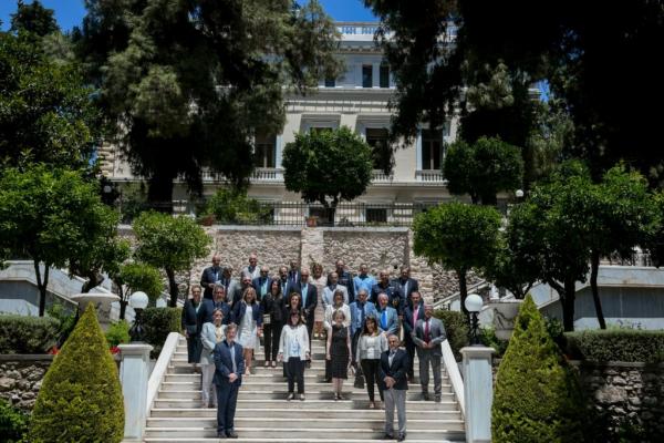 Πολλά… παπαγαλάκια στο Προεδρικό Μέγαρο