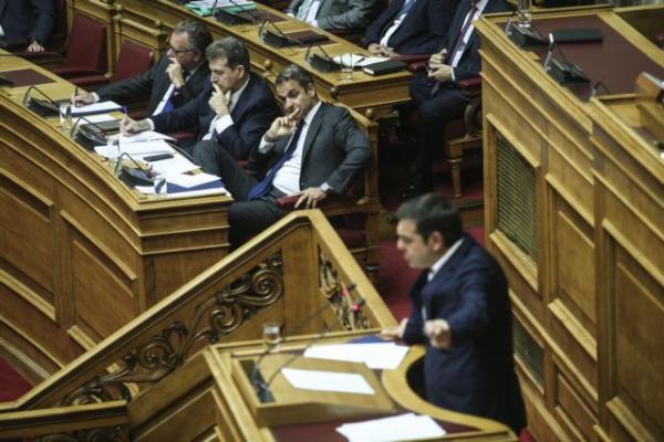 «Μάχη» Μητσοτάκη – Τσίπρα στη Βουλή για την Οικονομία