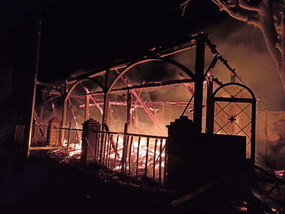 Υπό έλεγχο τέθηκε η πυρκαγιά στη μονή Βαρνάκοβας – Τεράστιες ζημιές