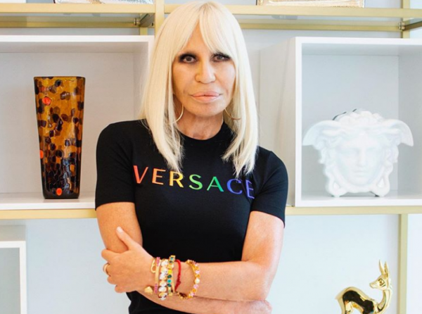 Ο οίκος Versace κυκλοφόρησε capsule συλλογή Pride 2020