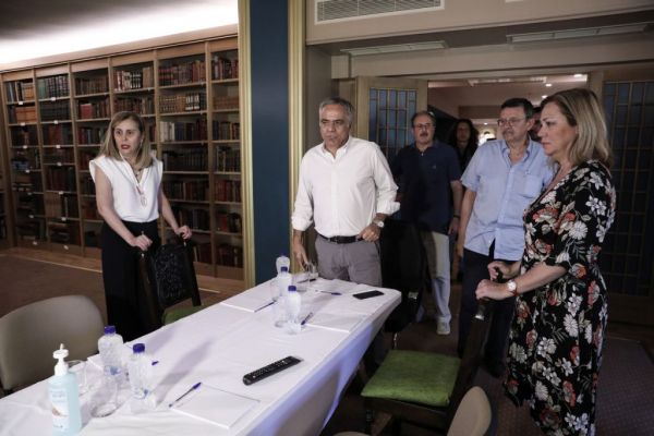 «ΕΚΟΝ Ρήγας Φεραίος ο κάθε σέξι νέος»