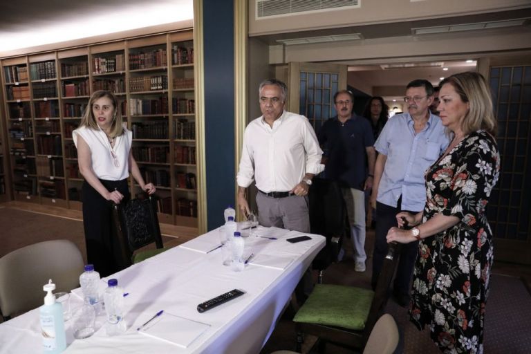 «ΕΚΟΝ Ρήγας Φεραίος ο κάθε σέξι νέος»