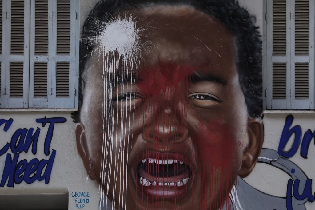 Τζορτζ Φλόιντ: Βανδάλισαν γκράφιτι στο κέντρο της Αθήνας