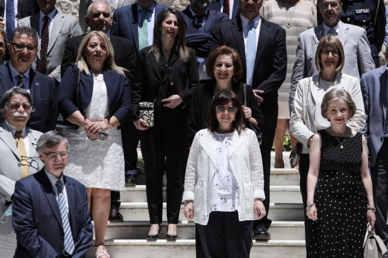 Τι ήθελαν 30 γιατροί και ο Τσιόδρας στο Προεδρικό Μέγαρο;