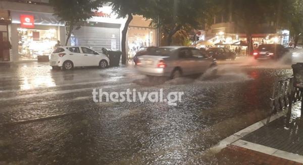 Ποτάμια οι δρόμοι στη Θεσσαλονίκη – Χαλάζι και ισχυρή βροχόπτωση