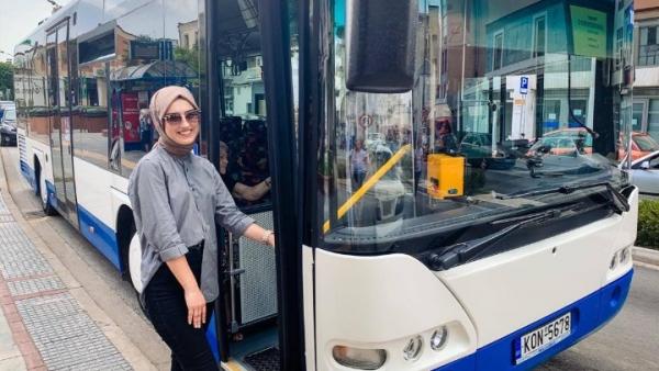Η μουσουλμάνα οδηγός ΚΤΕΛ στην Κομοτηνή που κέρδισε τα εύσημα της ΠτΔ
