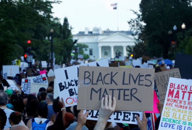 H αιτία πίσω από τις διαδηλώσεις στις ΗΠΑ: Το φυλετικό χάσμα του πλούτου