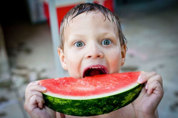 Τα οφέλη που κρύβουν για τα παιδιά τα καλοκαιρινά φρούτα