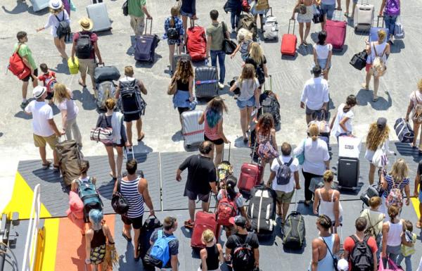Politico: Η Ελλάδα είναι έτοιμη να υποδεχτεί τουρίστες, αυτοί θα έρθουν;