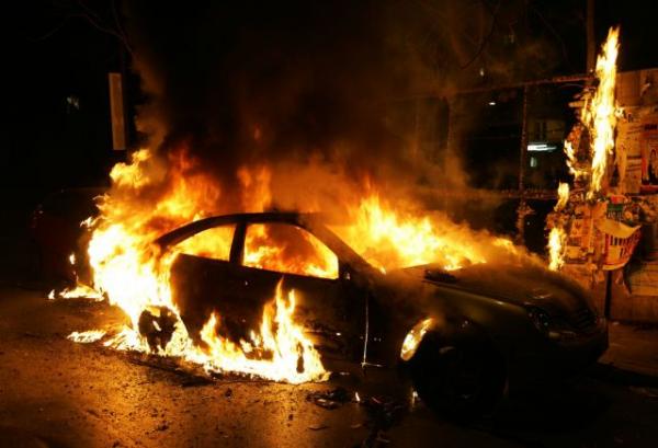 Ίλιον: Εμπρησμοί σε δύο αυτοκίνητα τη νύχτα