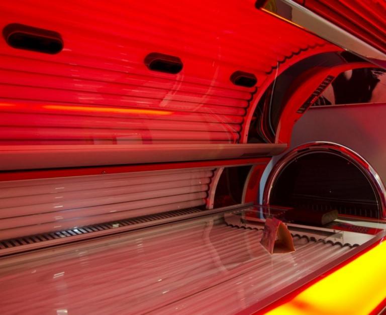 Δείτε πώς άλλαξε αυτή η κοπέλα μετά από συνεχόμενα…σολάριουμ