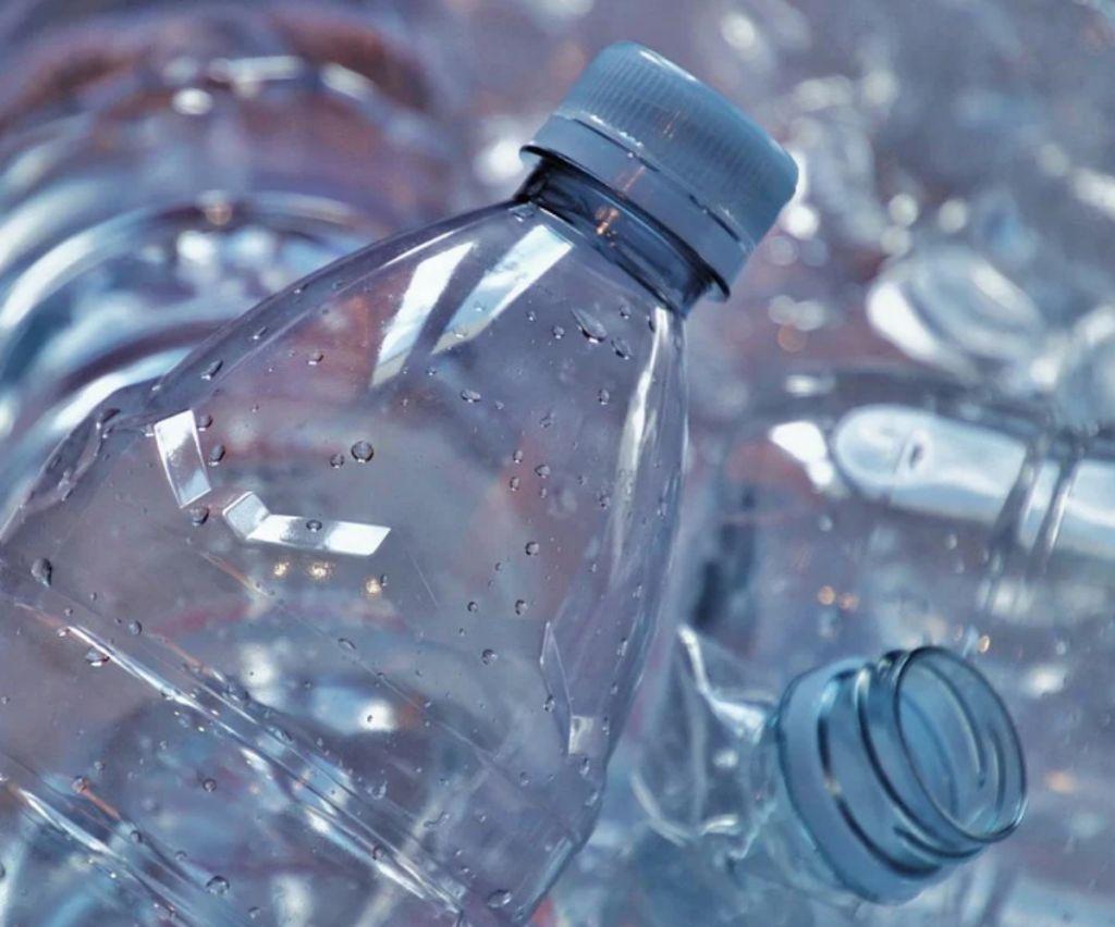 Πλαστικό μπουκάλι : Οι κίνδυνοι που «παραμονεύουν» όταν μένει στον ήλιο ή τη ζέστη