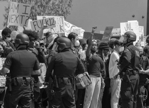 Φλόιντ: Φωτορεπόρτερ καταγράφουν συγκλονιστικές εικόνες από τις διαδηλώσεις στις ΗΠΑ