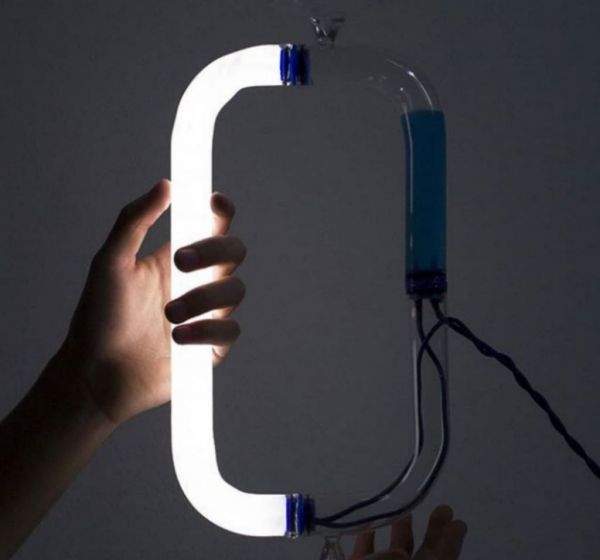 Κι όμως δημιούργησαν λάμπα που ανάβει με τη βοήθεια…υγρού