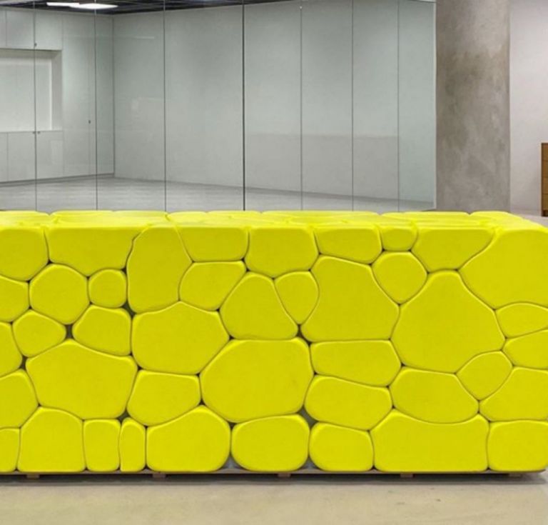 Αυτοί οι σουρεαλιστικοί πάγκοι στο στούντιο «Soft Baroque» θα σας εκπλήξουν