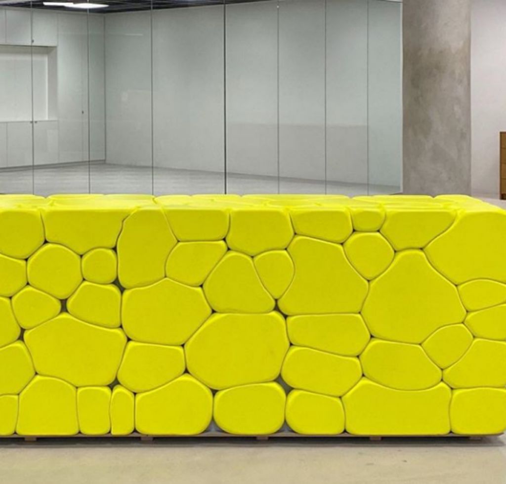 Αυτοί οι σουρεαλιστικοί πάγκοι στο στούντιο «Soft Baroque» θα σας εκπλήξουν