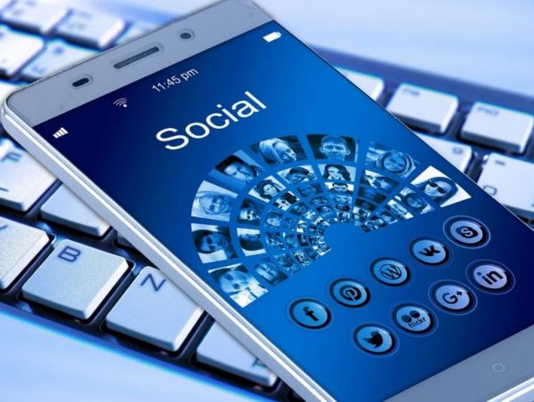 Οι λόγοι που τα social media έχουν καταστρέψει τις σχέσεις