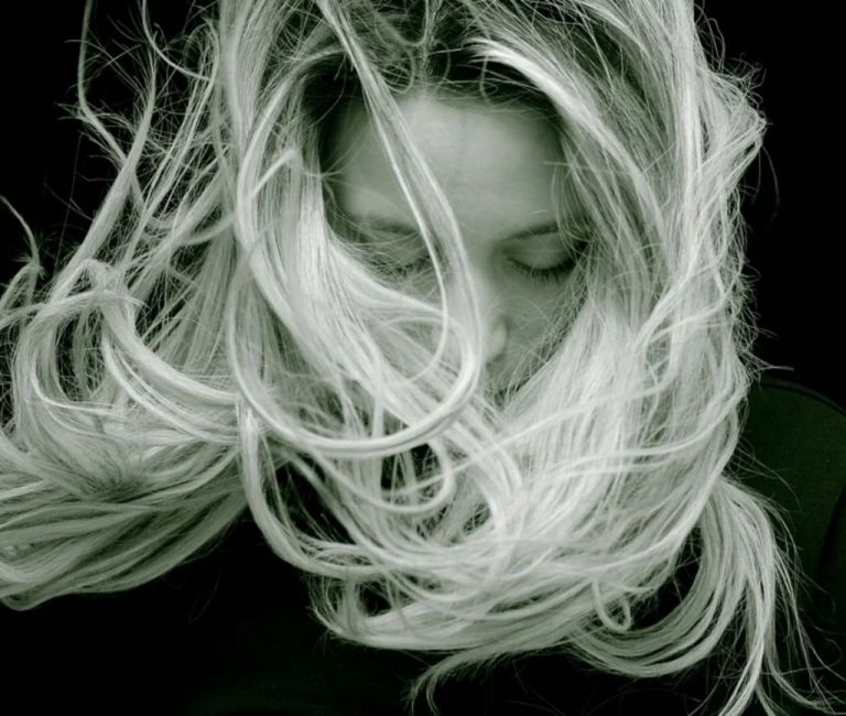 Έτσι τα μαλλιά σας θα αναδείξουν τον όγκο τους