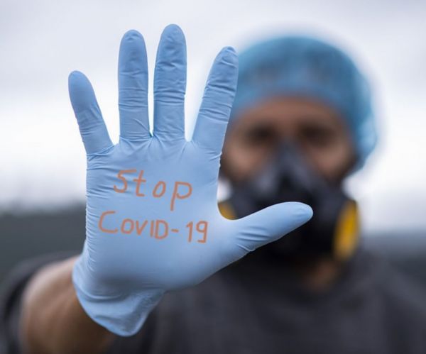 Κοροναϊός : Αυτά είναι τα «νέα» συμπτώματα που προξενεί η COVID-19