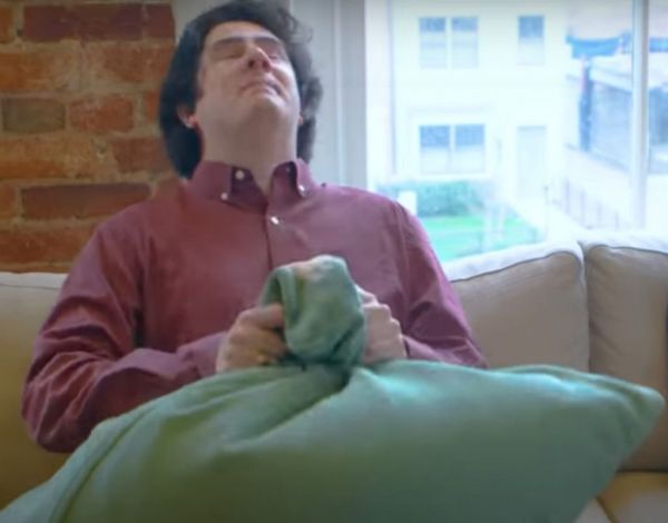 Νεαρός άντρας μαθαίνει μέσω πειράματος πόσο πονάει η…περίοδος