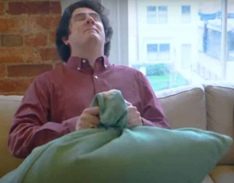 Νεαρός άντρας μαθαίνει μέσω πειράματος πόσο πονάει η…περίοδος