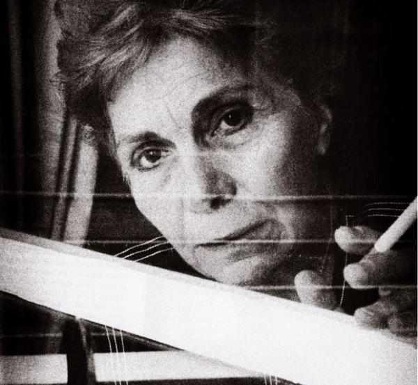 H κόρη της Κικής Δημουλά διαβάζει ποιήματα της σπουδαίας ποιήτριας