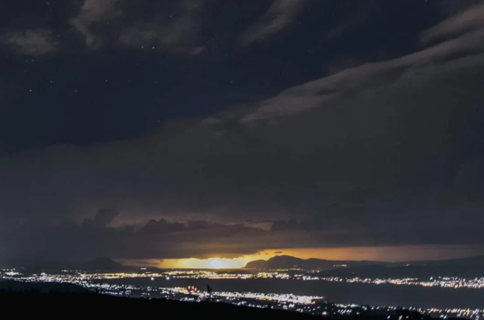 Red Spirits : Το σπάνιο μετεωρολογικό φαινόμενο  που «έβαλε φωτιά» στον ουρανό της Εύβοιας