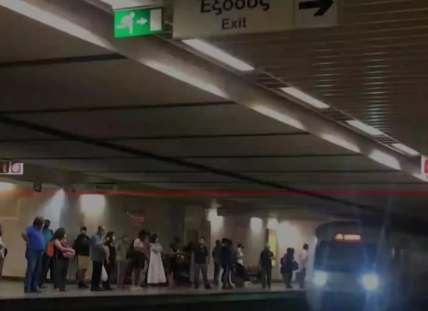 Συνωστισμός στα ΜΜΜ : «Ξέχασαν» την πανδημία και τα μέτρα προστασίας