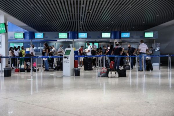 Διεθνείς αφίξεις από 1η Ιουλίου, ενώ ο κοροναϊός «πολιορκεί» τη χώρα – Οι φόβοι και τα μέτρα