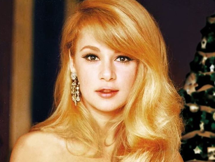 Αλίκη Βουγιουκλάκη : Σπάνιες φωτογραφίες από διακοπές στον Θεολόγο