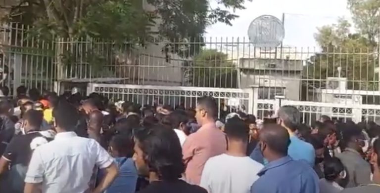 Απίστευτος συνωστισμός και πάλι έξω από την Υπηρεσία Ασύλου