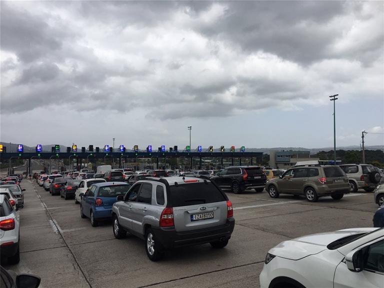 Τριήμερο Αγίου Πνεύματος: Όπου φύγει-φύγει οι Αθηναίοι – Ουρές στα διόδια Αφιδνών