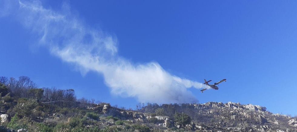 Αγωνία για πύρινα μέτωπα σε Ζάκυνθο και Κεφαλονιά – Εναέρια μέσα στη μάχη