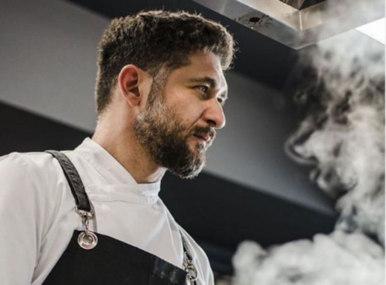 Πάνος Ιωαννίδης: Ποζάρει με μαγιό στη Σαντορίνη με τον Σάκη Τανιμανίδη