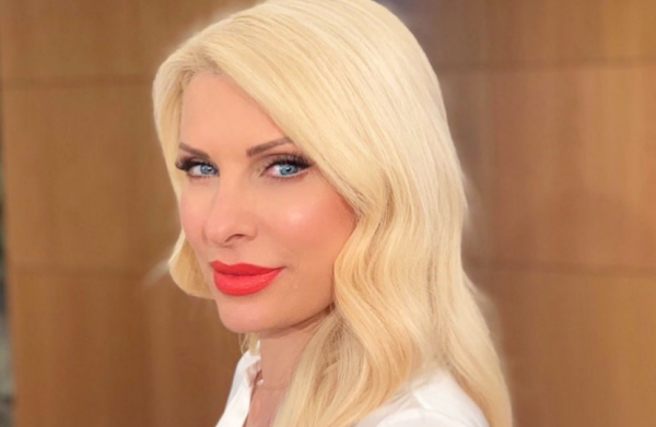 Ελένη Μενεγάκη : Απόδραση στην Άνδρο για το τριήμερο του Αγίου Πνεύματος