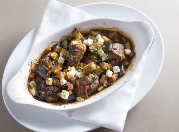 Μοσχαρίσια ελιά με μελιτζάνες, βασιλικό και φέτα
