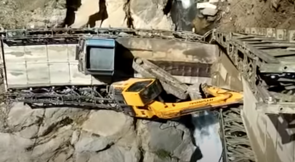 Τρομακτικό : Γέφυρα «σπάει» και νταλίκα πέφτει σε χαράδρα