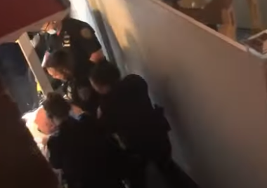 ΗΠΑ : Σάλος για τον θάνατο ομογενoύς που χτυπήθηκε με taser από αστυνομικούς – Ξεσπά η μητέρα του