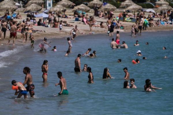 «Βούλιαξαν» οι παραλίες της Αττικής