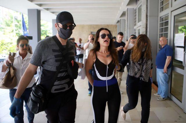 Θεσσαλονίκη : Δημόσια συγγνώμη από την «παρουσιάστρια» για το νερό στον Χαρδαλιά