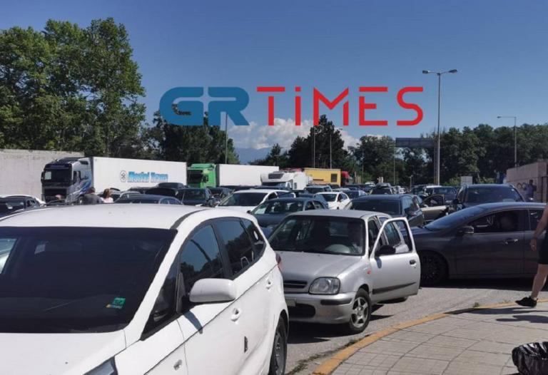 Άνοιξαν τα σύνορα – Ουρές χιλιομέτρων στον Προμαχώνα