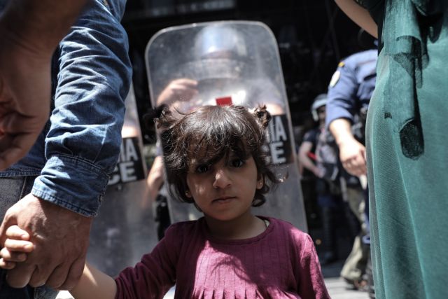 Την έξωση χιλιάδων προσφύγων από τις δομές φιλοξενίας καταγγέλλει το ΚΙΝΑΛ