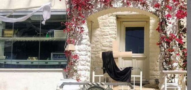 Πάτρα : Διαμαρτυρία με σάβανο και σταυρό για το «λουκέτο» σε κατάστημα