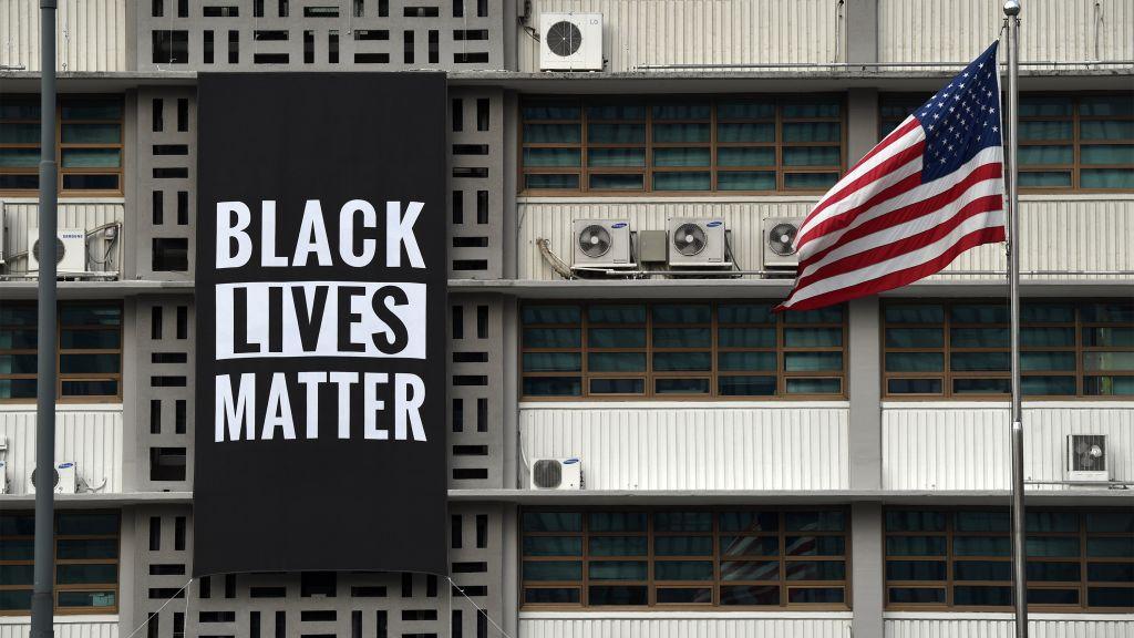 Πανό «Black Lives Matter» ανήρτησε η αμερικανική πρεσβεία στη Σεούλ