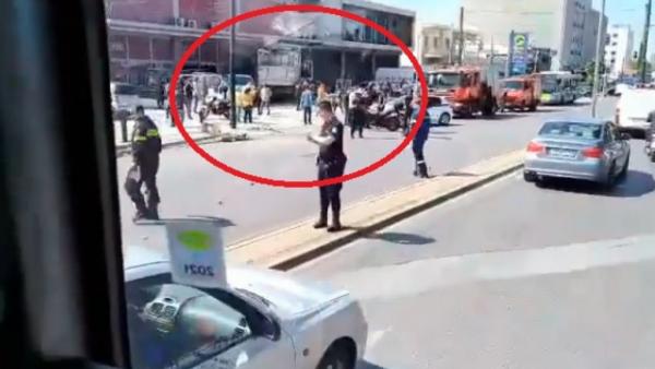 Τρελή πορεία φορτηγού στην Πειραιώς: Πέρασε στο αντίθετο ρεύμα και βρέθηκε μέσα σε κατάστημα