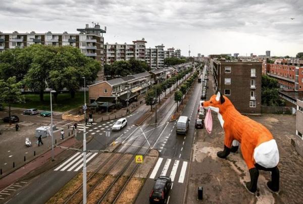 Μια γιγαντιαία «αλεπού» στους δρόμους του Ρότερνταμ