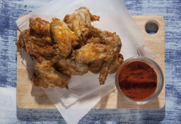 Φτερούγες κοτόπουλου με πάπρικα