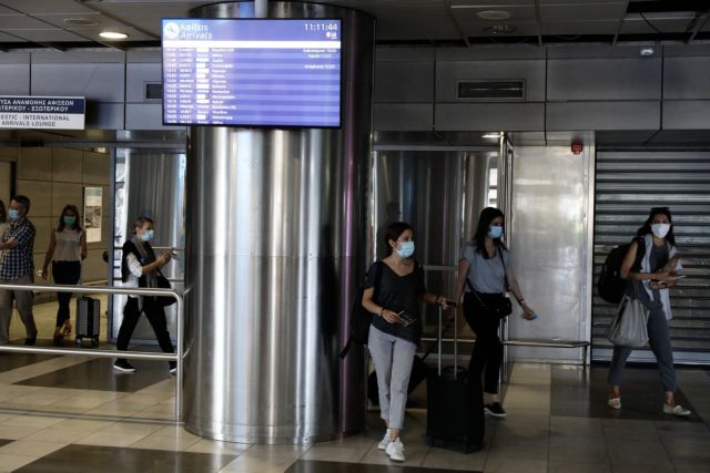Δεύτερη μέρα με ανοιχτά σύνορα: Πώς υποδέχτηκαν τους τουρίστες σε αεροδρόμια και λιμάνια