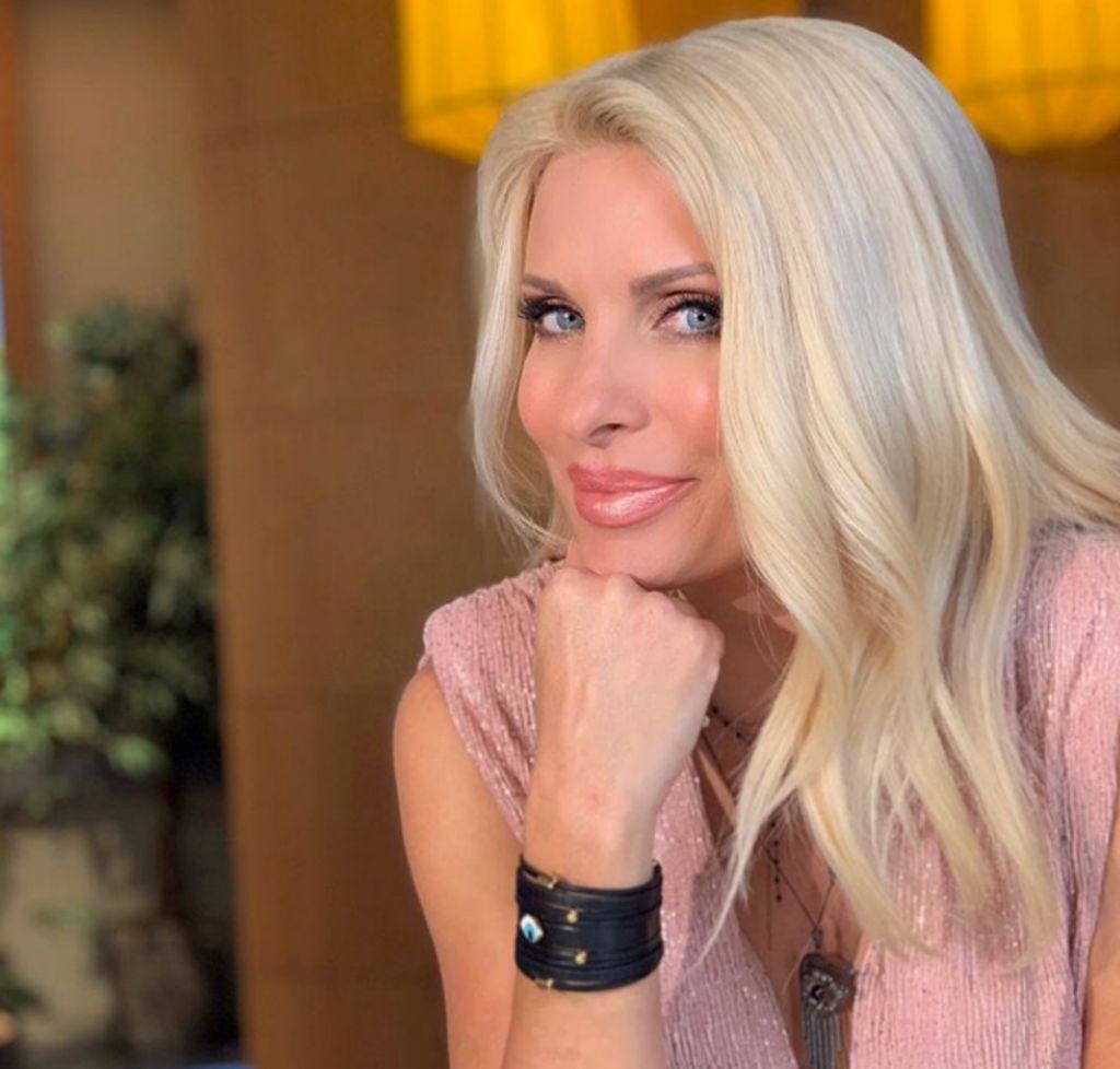 Ελένη Μενεγάκη : Δείτε το τέλειο σώμα της στην παραλία με μηδενικά φίλτρα